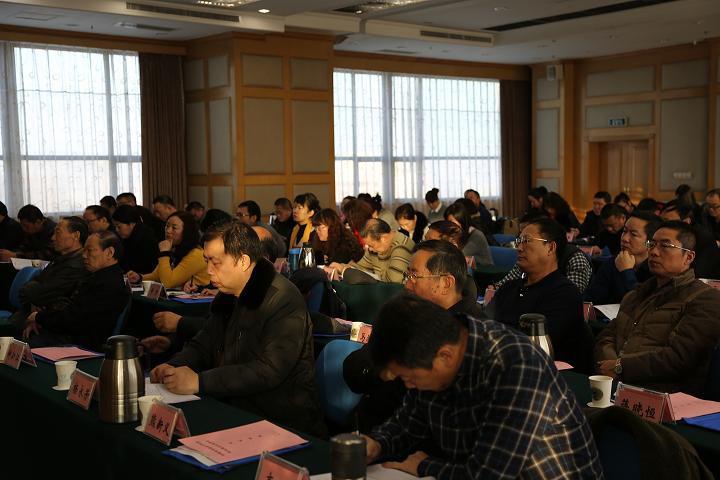 會(huì)議代表認(rèn)真聽取大會(huì)報(bào)告