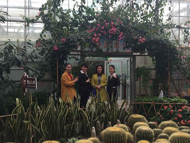 員工在苗圃基地合影留念.JPG