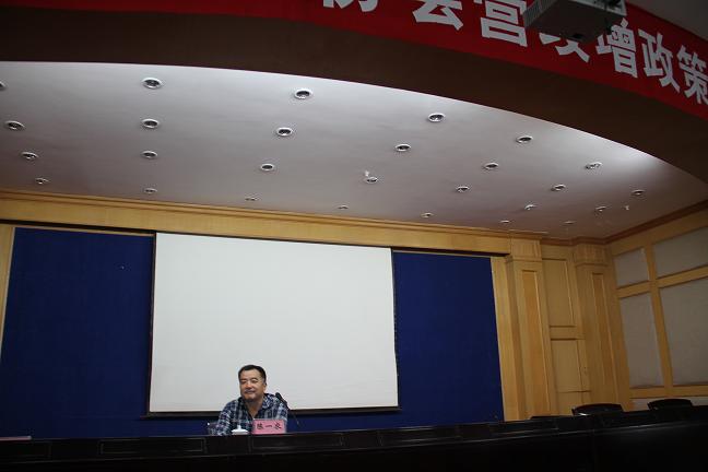 自治區(qū)注稅管理中心副主任陳一農介紹授課老師.JPG