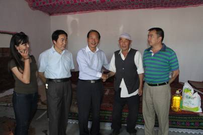 慰問(wèn)哈薩克村民.jpg