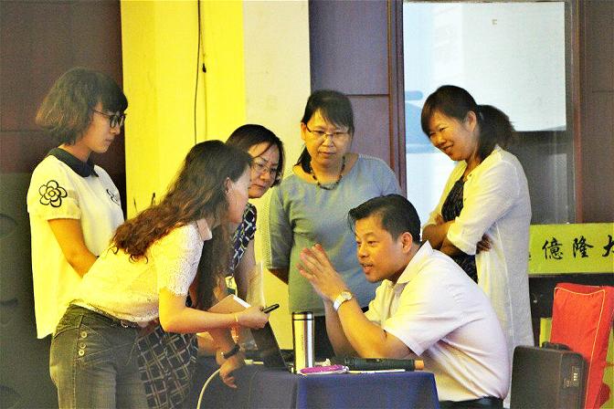 肖老師耐心地解答學(xué)員們的提問