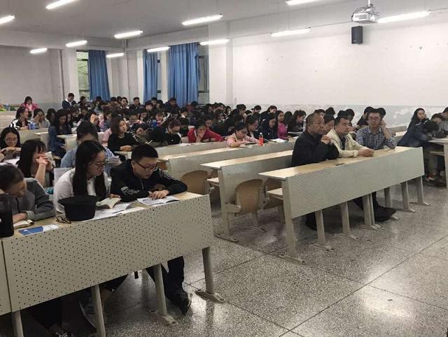 同學(xué)們?cè)谡J(rèn)真的聽老師講解