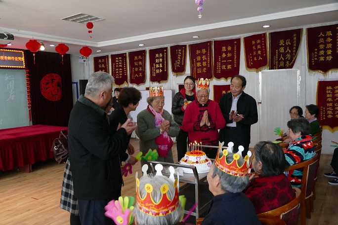 為老人慶生.JPG